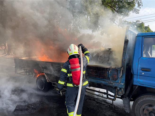 消防員獲報前往滅火。（金門縣消防局提供）