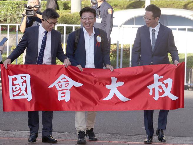 民进党立委锺佳滨（左起）、郭国文及张宏陆一起抵达立院宣布组成「国会大叔」团。（范扬光摄）