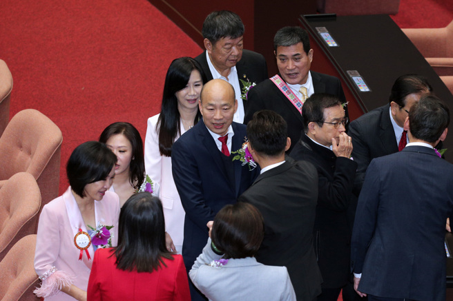 立法院第11屆立委1日報到就職，國民黨不分區立委韓國瑜（中）和黨籍立委握手致意。（黃世麒攝）