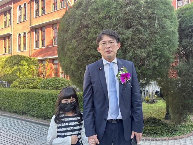 黃國昌帶女兒現身。（楊亞璇攝）