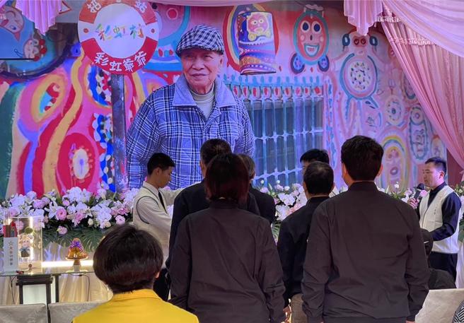 彩虹爷爷洪永阜告别式，1日上午在台中市生命礼仪管理处举行，以他生前与彩虹眷村合影制成大幅遗照，现场庄严肃穆。（王煌忠摄）