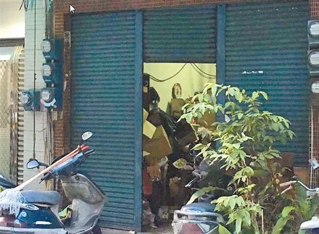 高雄市63岁吴姓女子疑似不堪长期照顾99岁失智老父，疑似情绪失控、持刀将老父放血致死。一审依杀害直系尊亲属罪判吴女16年，该案上诉至高雄高分院，吴女竟辩称是第三人所为、凶刀没有她的DNA，要求减刑。但法官调查发现，吴女几乎失明且家境悽惨，认定此案属于现今台湾社会的长照悲歌，改轻判她12年，仍可上诉。（本报资料照片）