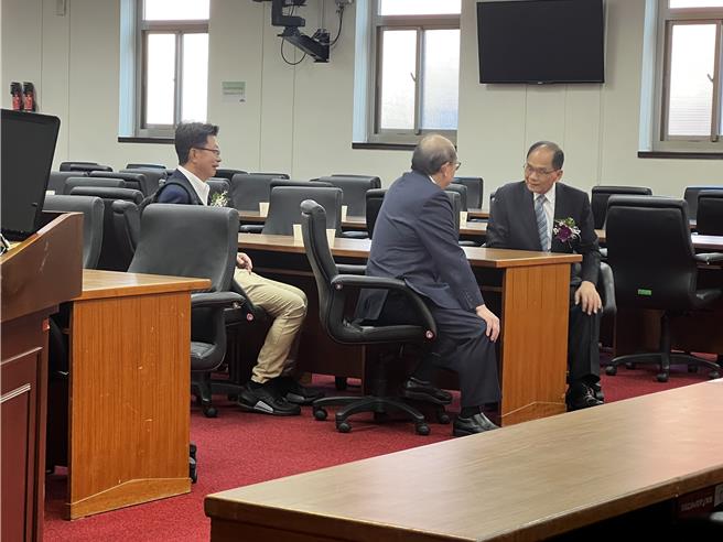 柯建铭批评，黄珊珊只不过是女版韩国瑜，不可能去换一个鸡肋的副院长。（游念育摄）