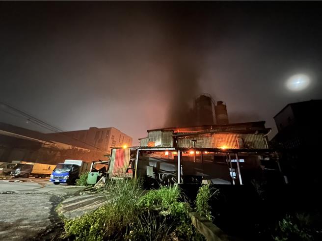 位于基隆市安乐区大武崙工业区武训街光美洗衣公司，于今日凌晨发生大火，由于现场充满易燃物，整个工厂陷入火海。消防人员于凌晨1时左右灌救控制火势，经清查没有人员受困。（基隆市消防局提供／徐佑升基隆传真）