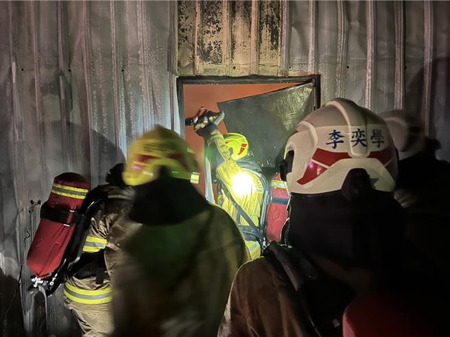 位于基隆市安乐区大武崙工业区武训街光美洗衣公司，于今日凌晨发生大火，由于现场充满易燃物，整个工厂陷入火海。消防人员于凌晨1时左右灌救控制火势，经清查没有人员受困。（基隆市消防局提供／徐佑升基隆传真）