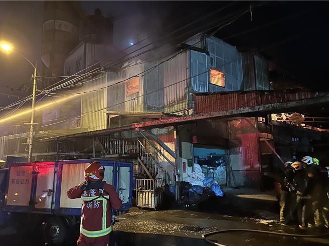 位于基隆市安乐区大武崙工业区武训街光美洗衣公司，于今日凌晨发生大火，由于现场充满易燃物，整个工厂陷入火海。消防人员于凌晨1时左右灌救控制火势，经清查没有人员受困。（基隆市消防局提供／徐佑升基隆传真）