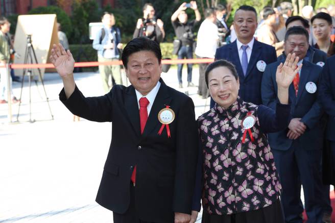 國民黨黨團總召傅崐萁走紅毯。（王英豪攝）