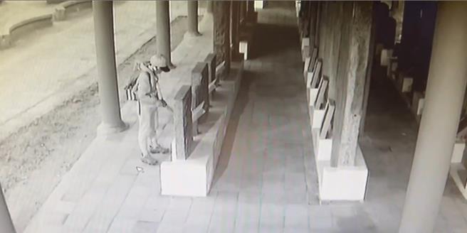 大南门公园内62块碑林石遭1名妇人泼撒不明液体，台南市文化局化验出是「甘油」，公园内监视器拍下妇人作案身影。（读者提供／程炳璋台南传真）