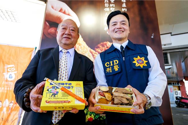 宜蘭縣警察局與連鎖便當業者悟饕池上飯包合作，推出「龍年限定防詐飯包」，將防詐標語印製在便當盒上，刑警大隊大隊長鄭偉豪（右）、悟饕創辦人李照禎（左）盼能藉此增加民眾的防詐意識。（李忠一攝）