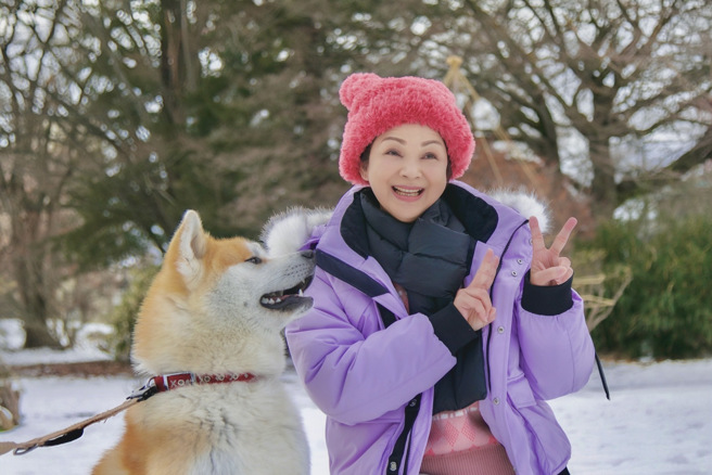 愛狗的楊貴媚，開心與秋田犬合影。（桂田文化藝術基金會、桂田文創提供）