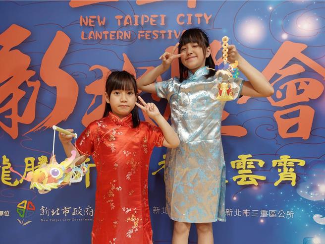  新北龍年小提燈分普通版與特別版，共計共發放12萬份。（陳慰慈攝）