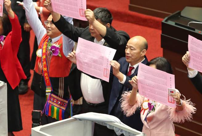 立法院第11届立委1日报到宣誓就任，随即举行院长选举，国民党团立委韩国瑜与党籍立委一起集体亮票。（王英豪摄）