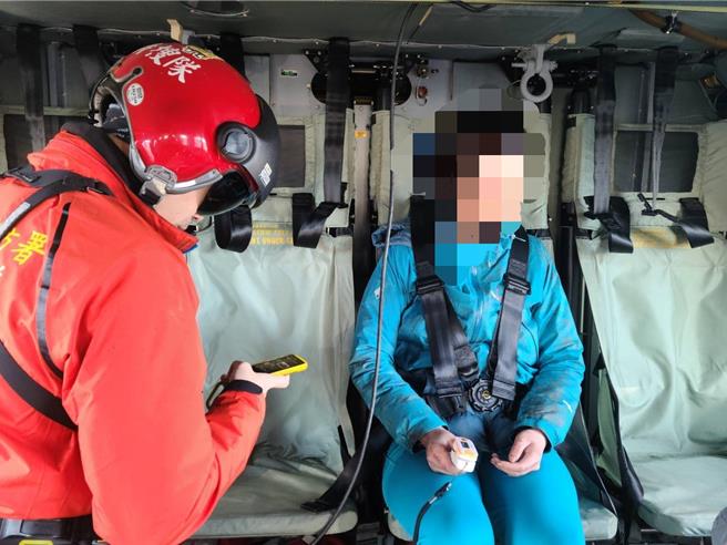 23岁女登山队员摔伤，疑似脑震盪，空勤直升机今上午救援吊挂。（空勤总队提供／王志伟花莲传真）