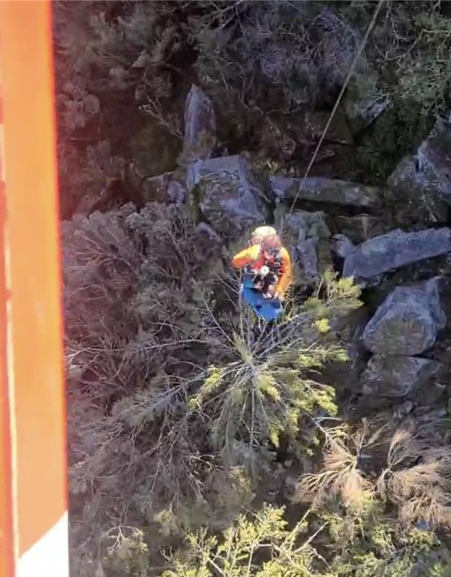 23岁女登山队员摔伤，疑似脑震盪，空勤直升机今上午救援吊挂。（空勤总队提供／王志伟花莲传真）