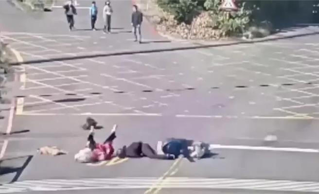 机车骑士与犬只碰撞后四肢擦挫伤。（翻摄画面）