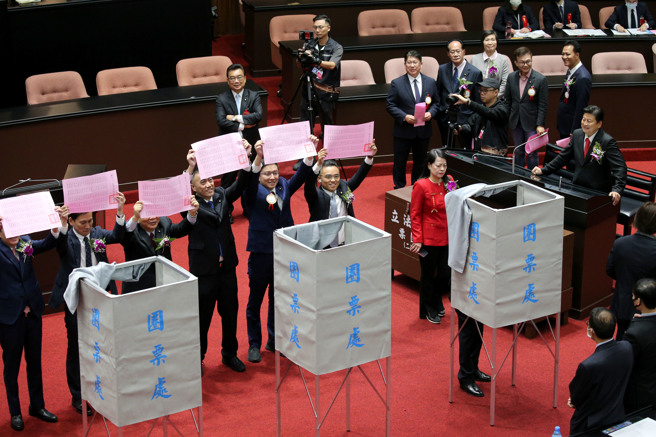 立法院第11届立委1日报到宣誓就任，随即举行院长选举，国民党立委们分梯次一同投票后亮票，党团总召傅昆萁（右一）在旁督军。（黄世麒摄）