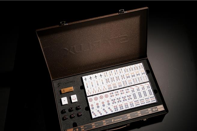 星宇航空抢搭农历新年过节气氛，与台湾知名麻将品牌「马丘MACHILL」推出联名麻将组。（星宇航空提供／陈佑诚台北传真）