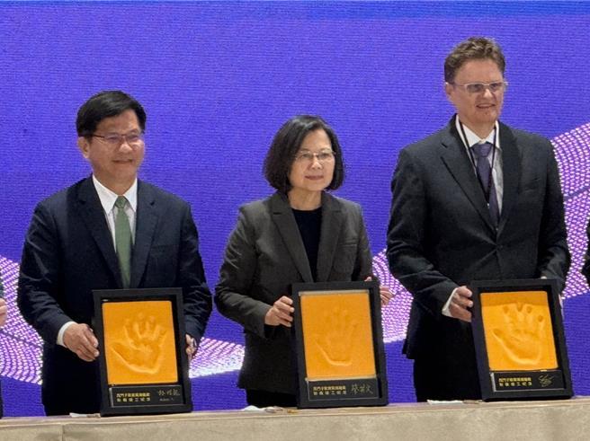 西门子歌美飒台中风机机舱厂1日举办竣工大会，蔡英文总统（中）出席见证。（潘虹恩摄）