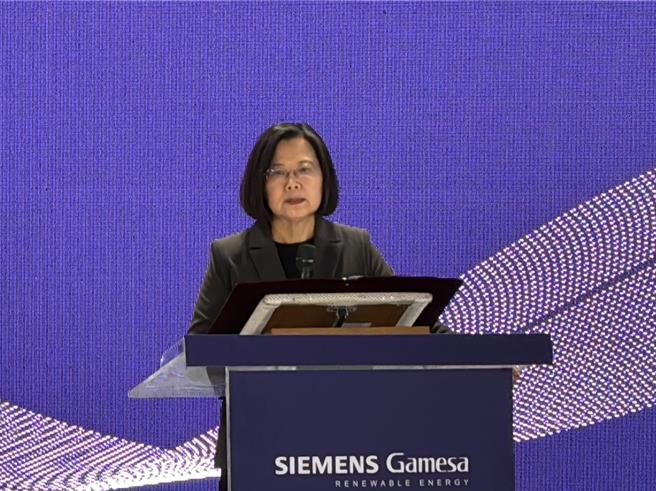 西门子歌美飒台中风机机舱厂1日举办竣工大会，蔡英文总统表示，这座工厂将会投入14MG的风力机的生产，将是目前世界上已量产最大型的离岸风机，也代表台湾绿能时代又跨进重要一步。（潘虹恩摄）