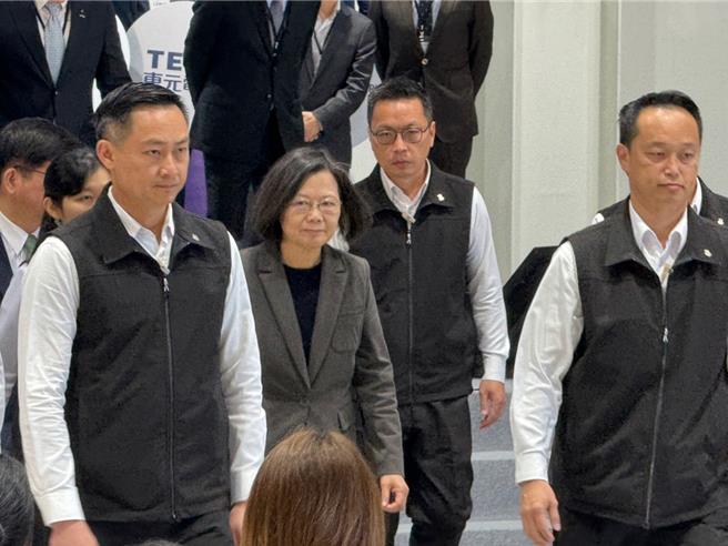 西门子歌美飒台中风机机舱厂1日举办竣工大会，蔡英文总统与现场人员一同巡视新建厂区设备。（潘虹恩摄）