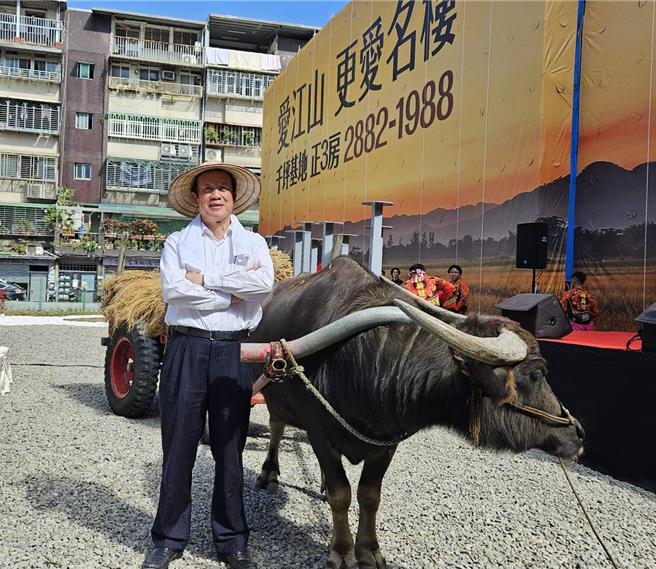 从小在乡间长大的乡林集团董事长赖正镒1日以农夫装扮，牵水牛车亮相。(王莫昀摄)