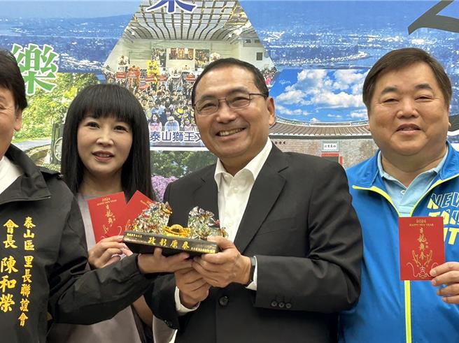 新北市长侯友宜今（1）日出席行动治理，里长们共同致送一对麒麟祝福市长「政躬康泰」。（刘玮晴摄）