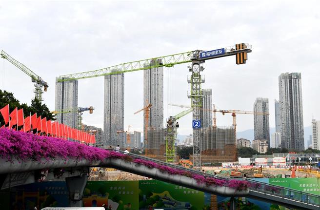 大陸財政部副部長王東偉也稱，大陸已推動制定一系列的化債方案，將抓實抓緊地方政府隱性債務的風險化解工作。（摘自中新社）