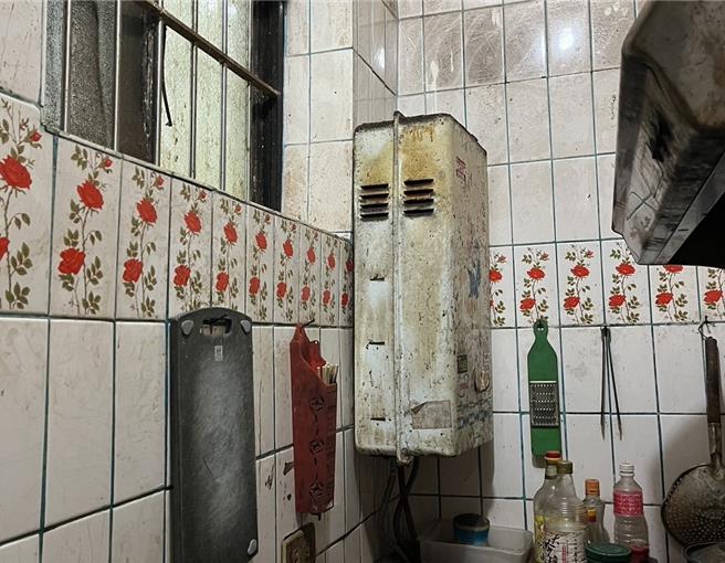 茄苳分队日前发现弱势家户的室外型燃气热水器装设于室内，且老旧不堪使用，联合义消、防宣队一起募集协助免费更换。（茄苳消防分队提供／陈梦茹桃园传真）