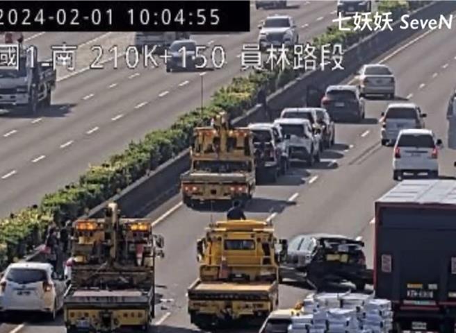 國道1號中山高速公路南下彰化員林路段，1日上午10點左右發生10輛車子連環追撞事故，幸無人受傷。（翻攝國道1968／孫英哲彰化傳真）