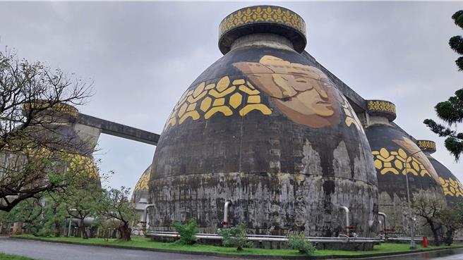 八里汙水處理廠設置蛋形消化槽，透過厭氧消化處理有效達到污泥減量、消臭。(黃敬文翻攝)