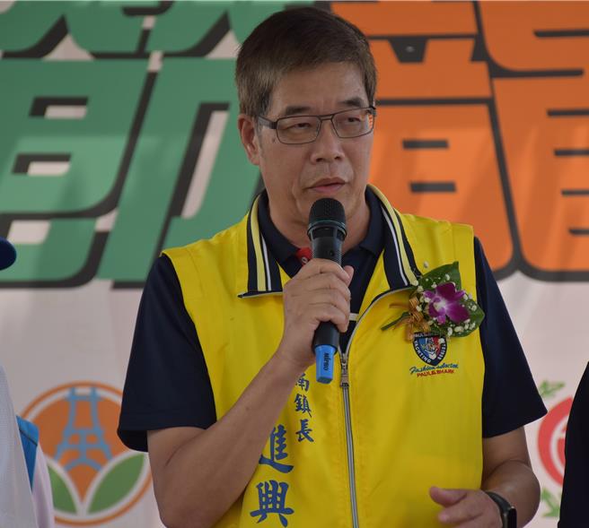 竹南鎮長方進興疑涉貪汙案件1日早上由苗栗地檢署諭令以50萬元交保。（謝明俊攝）