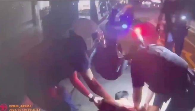 柯姓犯嫌遭警方制伏。（資料照片／影片翻拍）