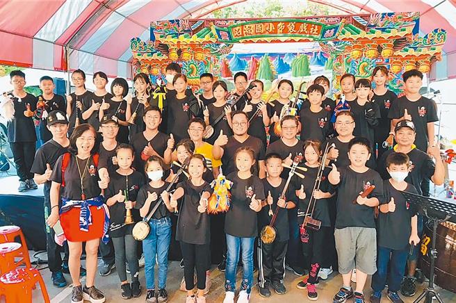 云林县府推展布袋戏艺文教育扎根计画遍及国小、国中、高中职，全县35％国中小参与过，其中石榴国小、虎尾国中、西螺国中等3校去年参加111学年度全国创意戏剧布袋戏组比赛勇夺特优。（本报资料照片）