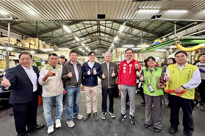 春節前夕，市長陳其邁清晨訪視鳳山果菜市場、高雄果菜批發市場，關心供應情形，並為攤商加油打氣。（高雄市農業局提供／林雅惠傳真）