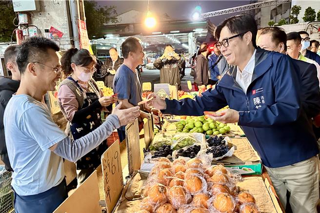陳其邁向民眾拜早年，發送應景紅包與春聯，祝福龍年行大運。（高雄市農業局提供／林雅惠傳真）