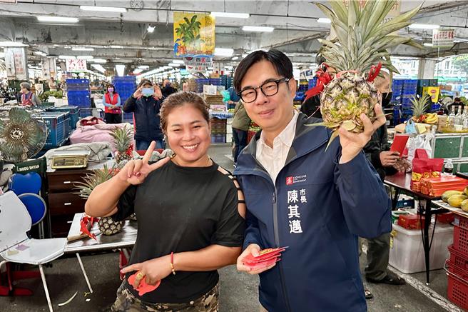 攤商熱情送上新春鴻運吉祥、好彩頭的蔬果花卉，向市長道賀新年快樂。（高雄市農業局提供／林雅惠傳真）