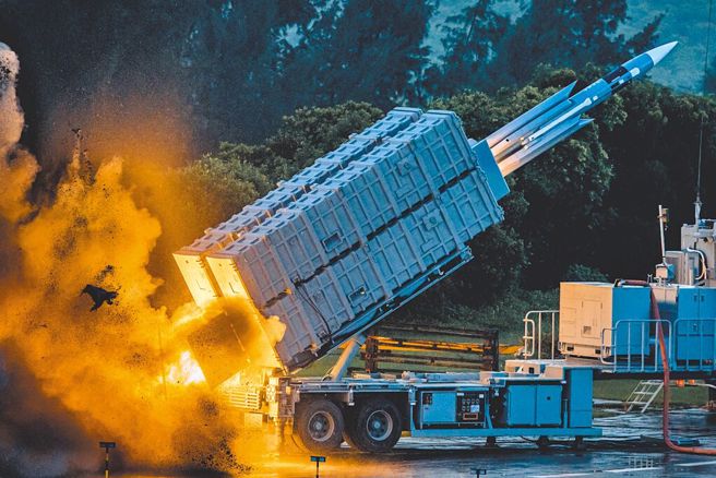 雄风飞弹机动发射车组，可装载雄二及雄三飞弹，机动力强大，是敌方特工部队的重要目标。(国防部提供)