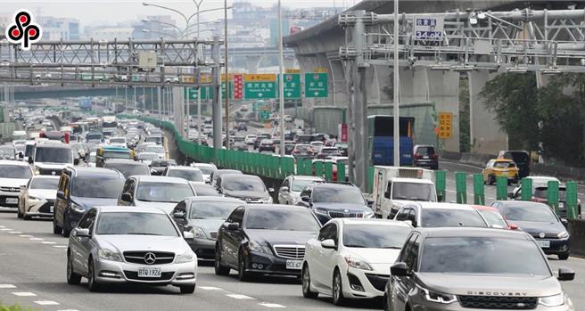 依春節假期前中後，賣場、觀光景點和交通樞紐將相繼出現車潮，台北市交通局調整號誌、加密公車班距因應。（本報資料照片）