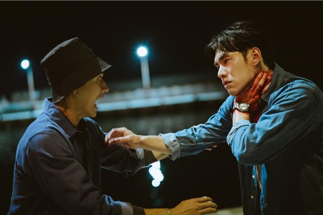 張書豪（右）劇中遭人割頸。（CATCHPLAY＋提供）