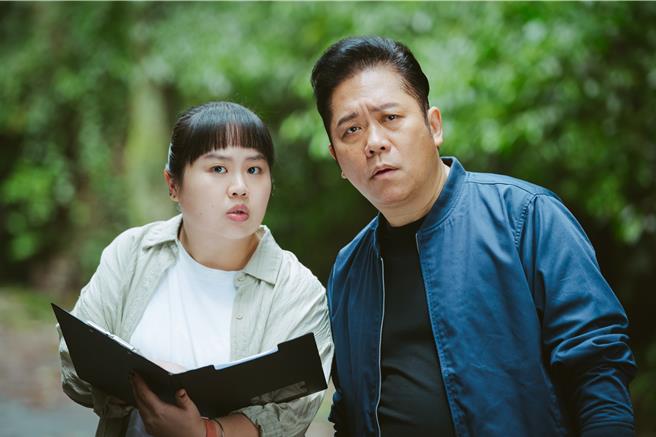 大文（左）和卜學亮搭檔調查命案。（CATCHPLAY＋提供）