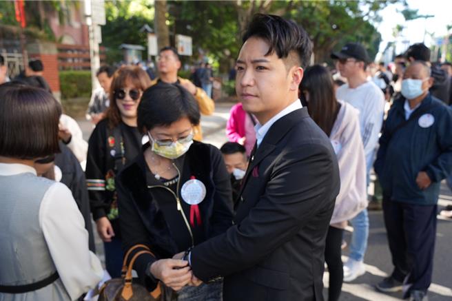 第11屆立法委員就職典禮在1日舉行，新科立委羅廷瑋完成宣誓，隨即針對中捷藍線補助經費問題，怒嗆中央大小眼，誓言走著瞧。（羅廷瑋服務處提供／王煌忠台中傳真）