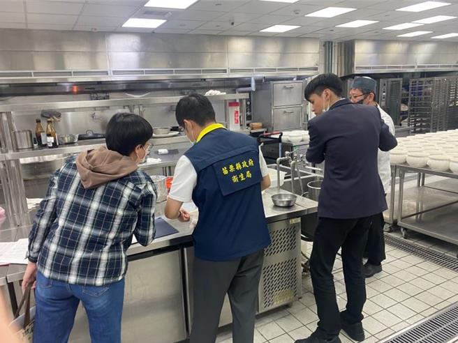 卫生局稽查食品相关业者。（苗栗县政府提供／李京升苗栗传真）