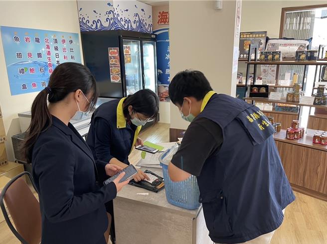 卫生局人员抽样检验食品。（苗栗县政府提供／李京升苗栗传真）