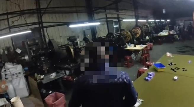 警方多日佈線探查，今天凌晨2時持搜索票突襲仁武區高楠十街某工廠，一舉破獲膠質天九牌職業賭場。（警方提供／林雅惠高雄傳真）