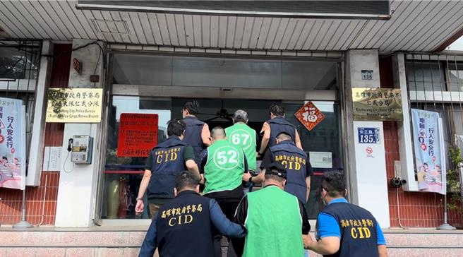 全案訊後將賭場主持人翟男、把風劉男及提供場主李男等3人依刑法賭博罪嫌移送法辦。（警方提供／林雅惠高雄傳真）