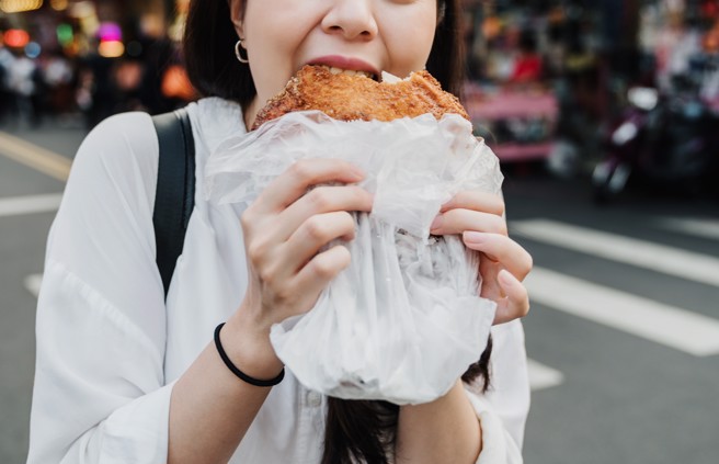 国内物价齐涨，鸡排售价也破百元。（示意图，shutterstock／达志）