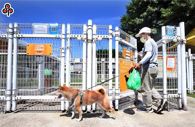 有别于以往由政府单位维护管理的模式，台北市即日起开放认养狗运动公园及狗活动区，为全国首例。(本报资料照片)