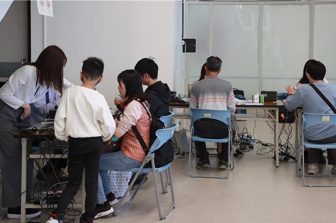 台日合作实施「台日机场入境事先确认」作业2月1日展开首日作业，首波为期一个月的时间，预计将逾6000名旅客可受惠，包含中华航空、星宇航空及台湾虎航等共12航班参与，分别为飞往日本函馆、旭川、秋田、山形、福岛、小松、花卷、仙台、高松及新舄共10个机场。（陈麒全摄）