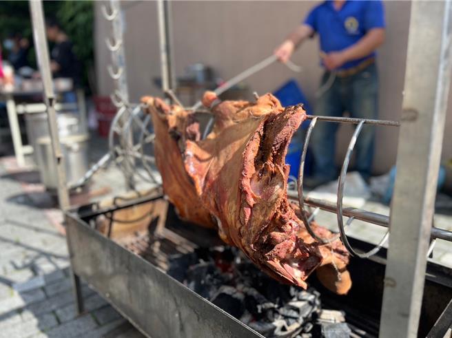 刑事局1日举办「113年刑事警察局祥龙献瑞新春ＢＢＱ活动」，烤全猪全羊，让参与的官警食指大动。（警方提供）