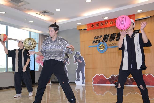 1日举办「113年刑事警察局祥龙献瑞新春ＢＢＱ活动」，还有街头花式篮球表演。（警方提供）